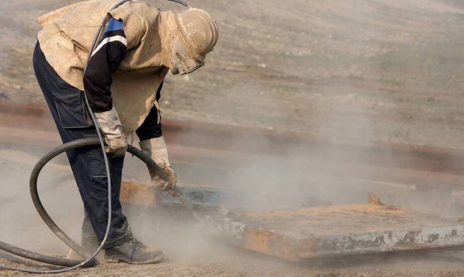 Bezpieczeństwo i efektywność: czyszczenie suchym lodem a utrzymanie maszyn w ruchu