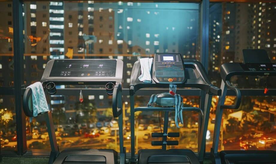 Nowoczesna siłownia i sauna - regeneracja po dniu pełnym wrażeń