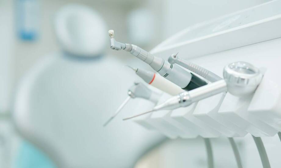 Jakie są procedury korekcji złamanych zębów w trybie całodobowym?