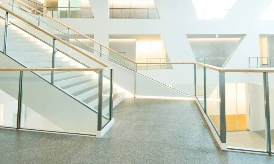 Jak dopasować balustrady ze stali nierdzewnej do stylu budynku?