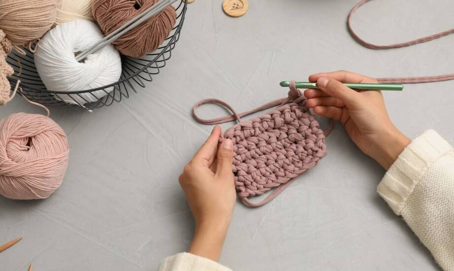 Włóczki bawełniane w akcesoriach domowych – praktyczne zastosowania