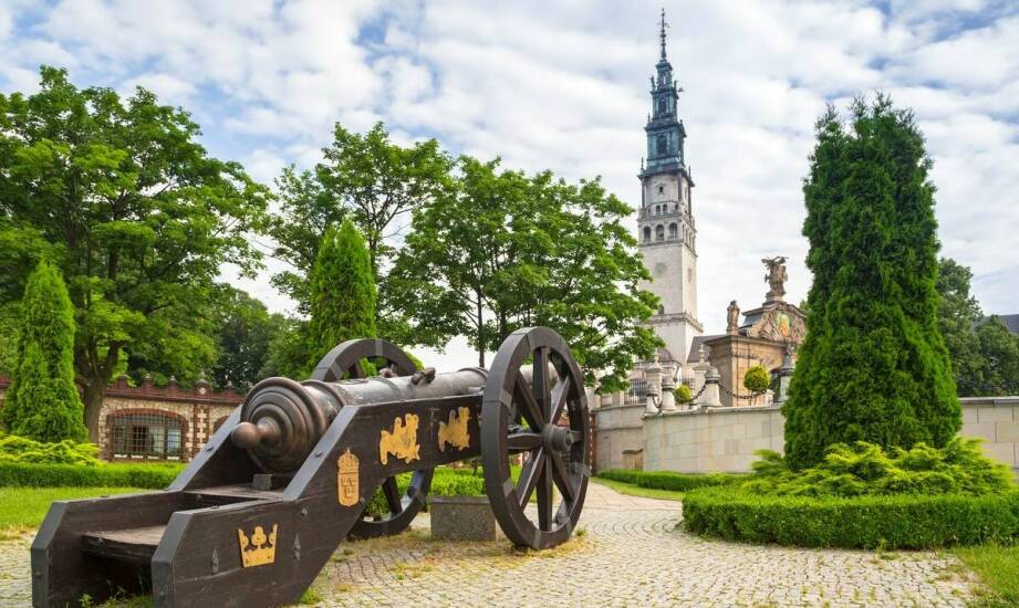 Jakie wartości edukacyjne niosą ze sobą wycieczki szkolne po Gnieźnie?