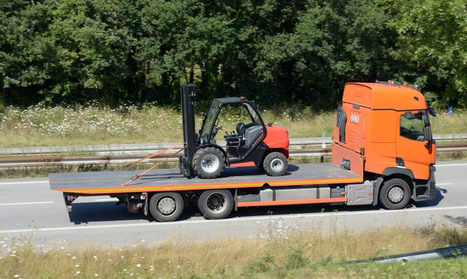 Jak transport wózków widłowych lawetą ułatwia zarządzanie flotą maszynową?