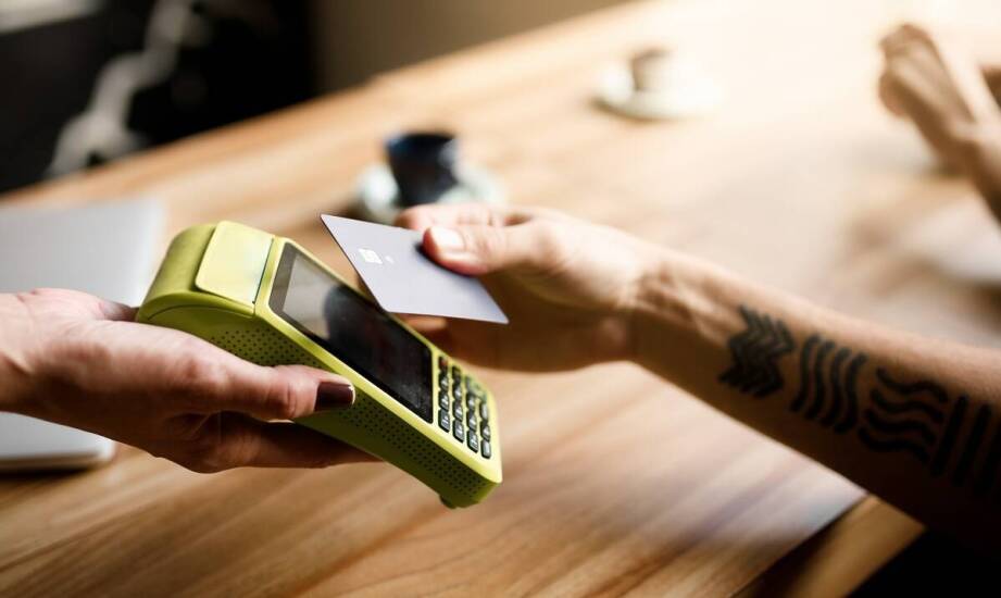 Przewaga sejfów wrzutowych nad tradycyjnymi metodami zabezpieczania gotówki