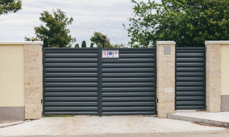 Różnice w efektach wizualnych między matową a połyskującą powłoką na bramach