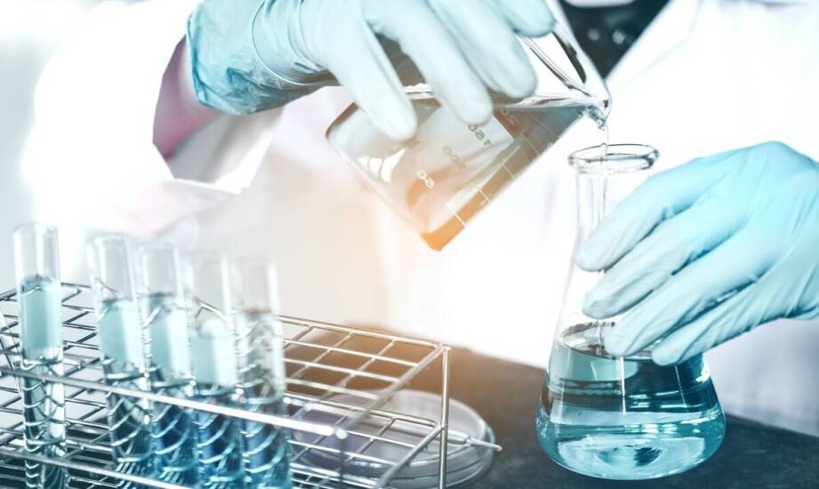 Jak analiza chemiczna wspiera zarządzanie ryzykiem w firmach?