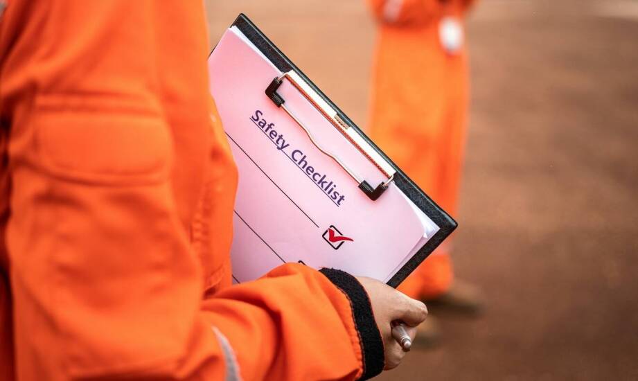 Dlaczego badanie zakładu pracy jest kluczowe dla spełnienia norm BHP?