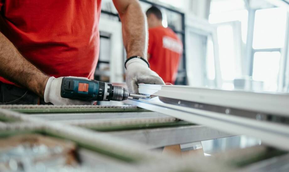 Usługi ślusarskie a projektowanie fasad – co warto wiedzieć?