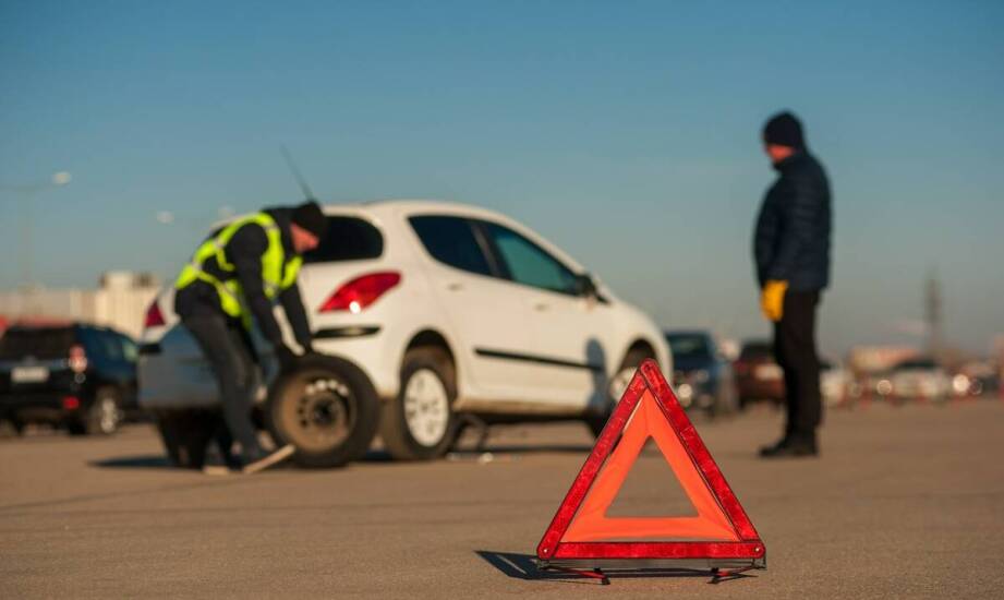 Jakie korzyści płyną z szybkiego dowozu paliwa przez pomoc drogową?