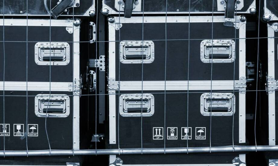 Rola zamków zabezpieczających w ofercie producenta skrzyń transportowych