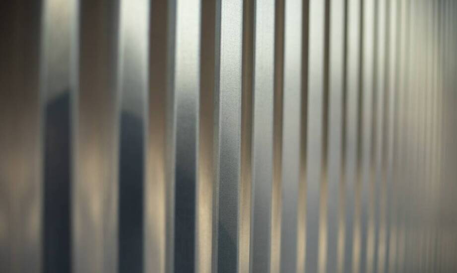 Jak zabezpieczenie antykorozyjne wpływa na żywotność ogrodzeń betonowych?