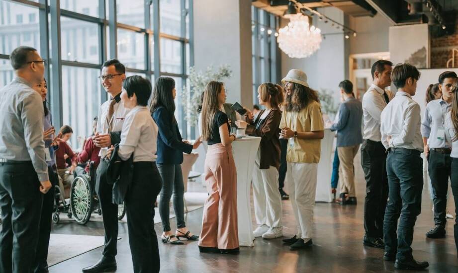 Ścianka łukowa jako narzędzie do budowania wizerunku firmy na wydarzeniach branżowych