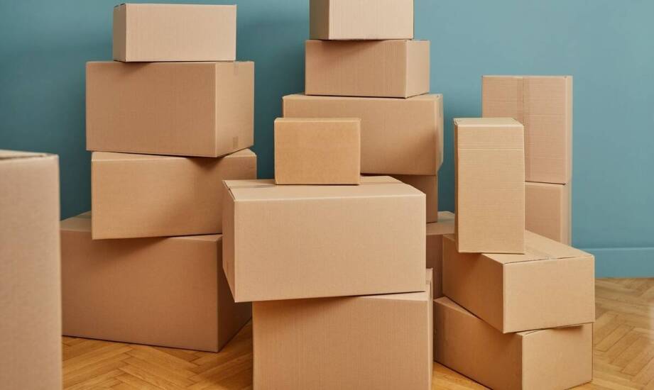 Jak dostosować opakowania kartonowe do wymogów logistyki międzynarodowej?