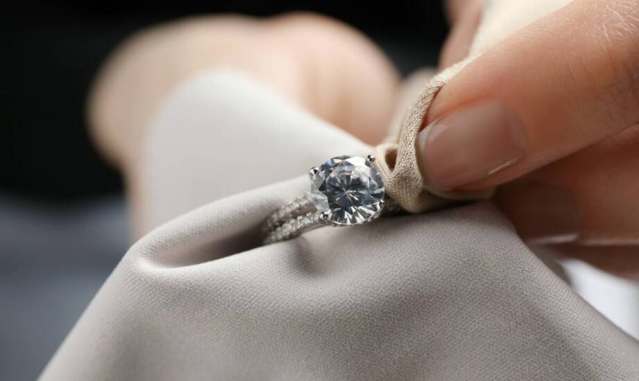 Szafir jako kamień szlachetny w złotych kolczykach - co warto wiedzieć?