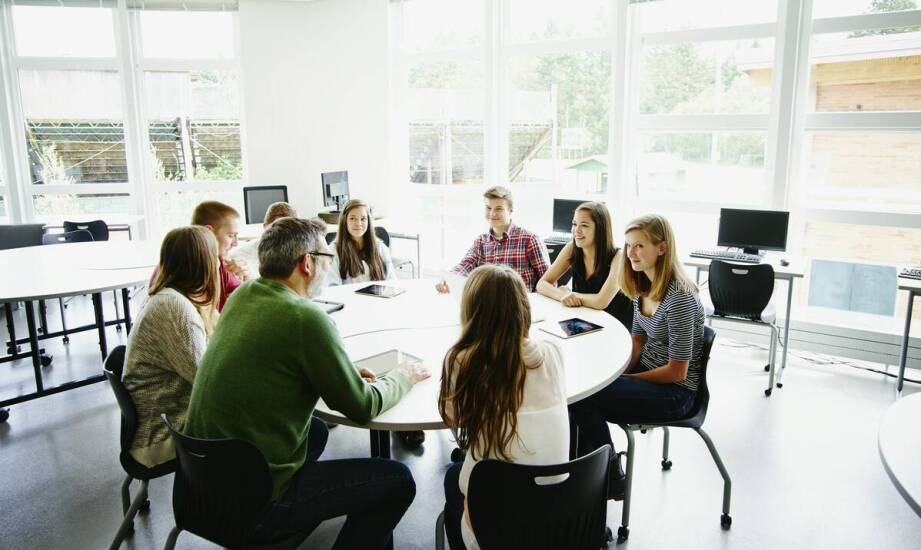 Jakie korzyści przynoszą małe grupy na kursach języka angielskiego dla dorosłych?