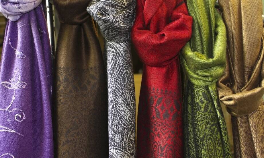 Szale do sukienek – jak wybrać odpowiedni materiał i kolor?