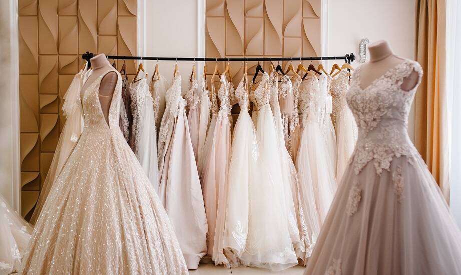 Suknia na miarę a gotowa kreacja – co wybrać na wesele?