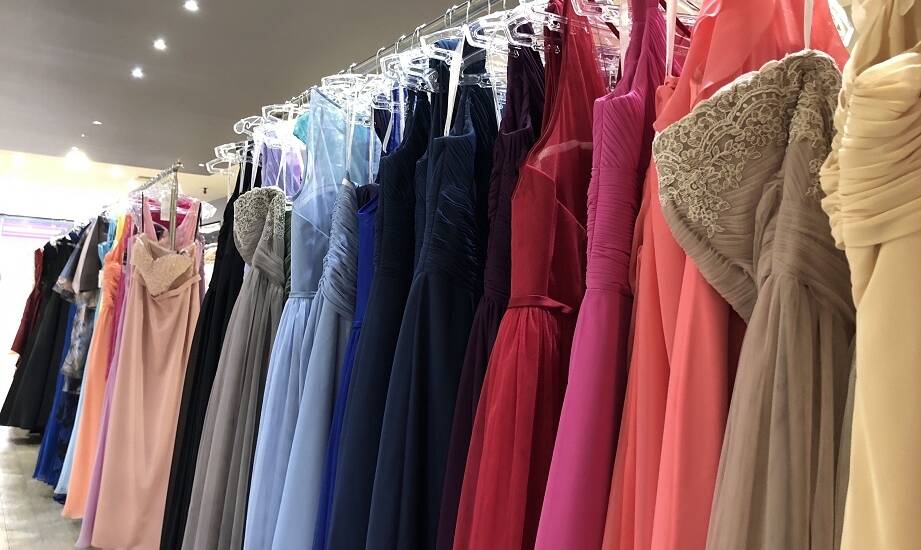 Najnowsze trendy w sukniach wieczorowych – co warto wiedzieć?