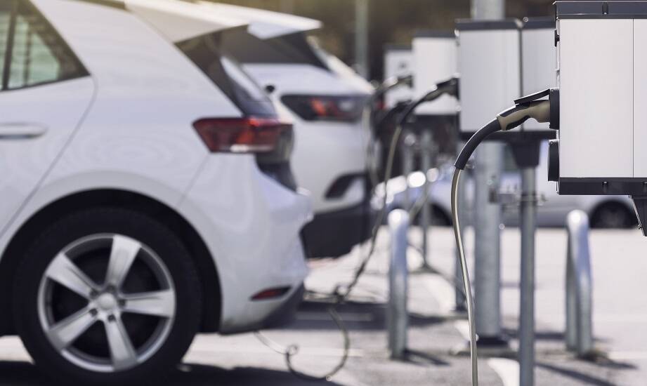 Stacje ładowania pojazdów w hotelach – przyszłość zrównoważonej turystyki
