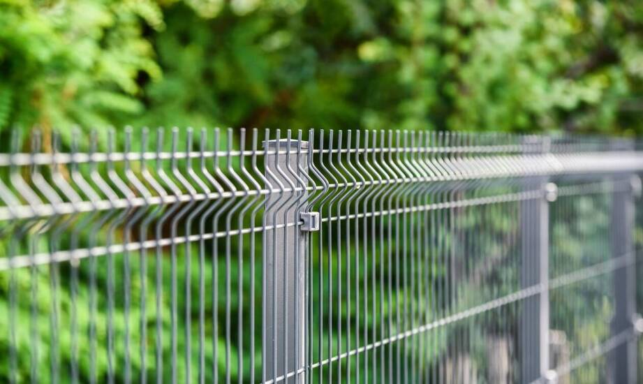 Najważniejsze aspekty techniczne przy wyborze akcesoriów montażowych dla ogrodzeń