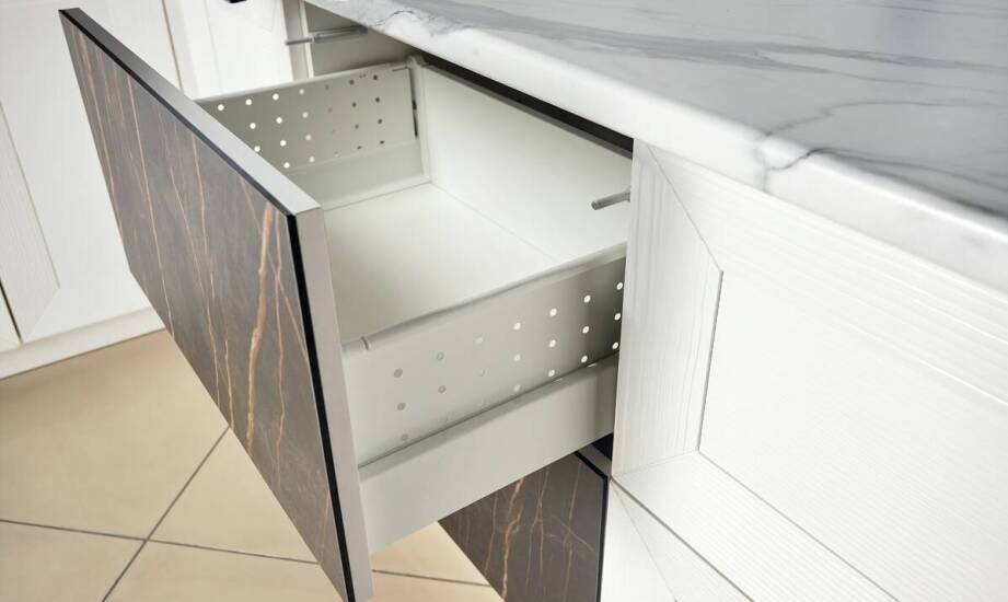 Jak poprawić funkcjonalność mebli dzięki odpowiednim prowadnicom do szuflad?