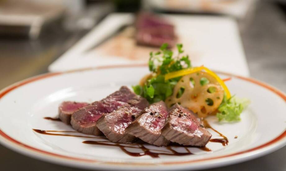 Jakie są różnice w smaku steku z udźca sarny w porównaniu do innych mięs dzikich?