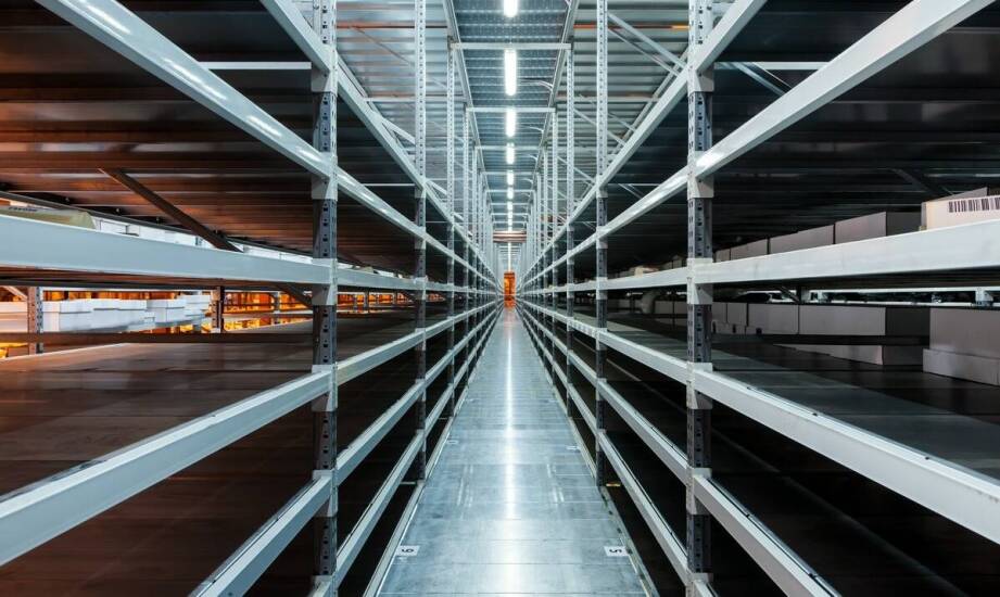 Jakie dodatki mogą zwiększyć funkcjonalność regałów przejezdnych na obrazy?