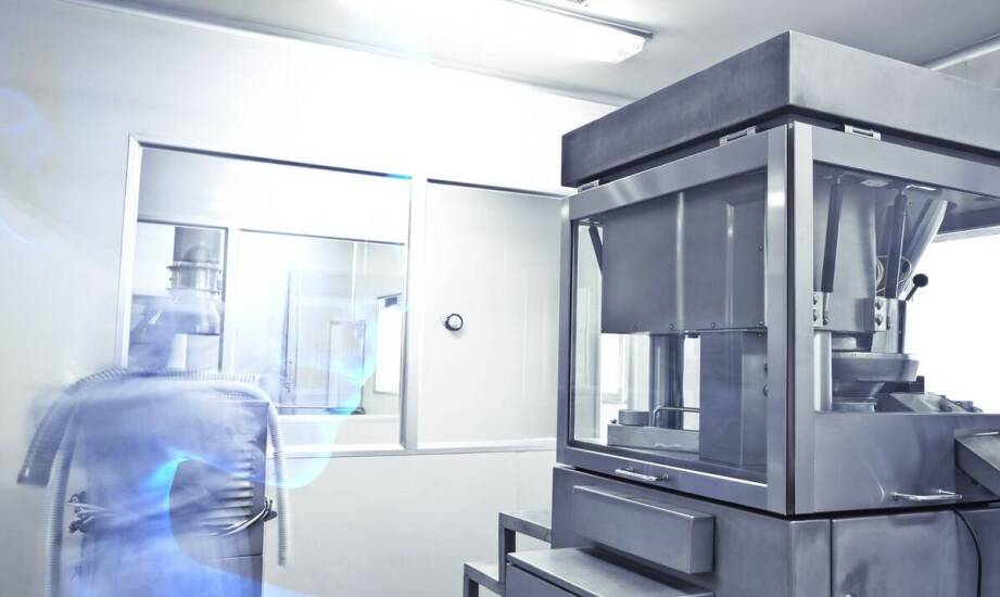 Jak utrzymać sterylne warunki w loży laminarnej podczas pracy z cytostatykami?