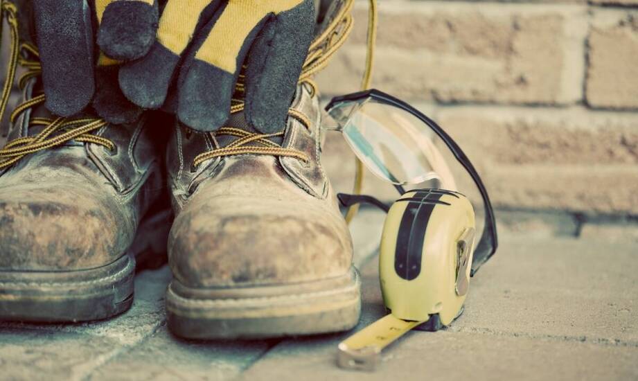 Porównanie trwałości butów roboczych z podnoskiem kompozytowym i metalowym