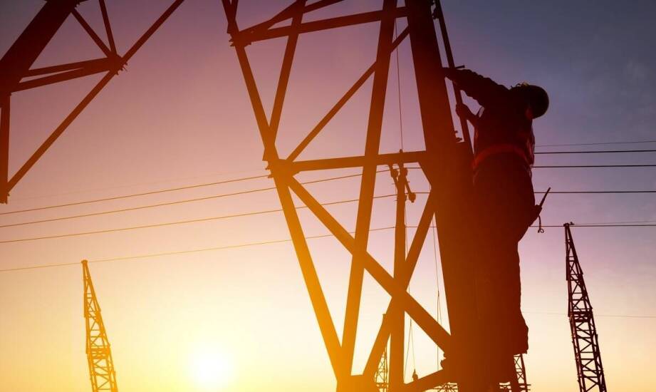 Jakie wyzwania wiążą się z instalacją napowietrznej linii energetycznej?