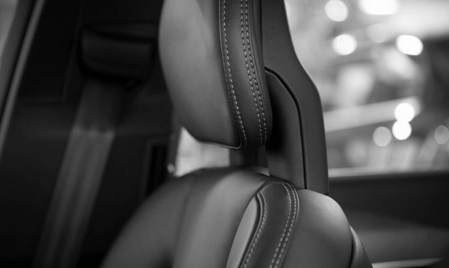 Rola szyb w redukcji hałasu wewnątrz Forda Transit Doka