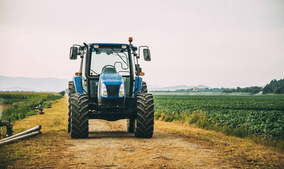 Szyby w maszynach rolniczych a przepisy prawne – co należy uwzględnić?
