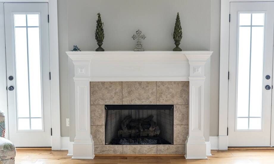 Zabudowa kominka – jak wkomponować ją w klasyczne wnętrze?