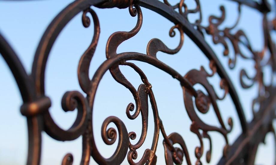 Jak rdzawy kolor cortenu wpływa na estetykę ogrodu?