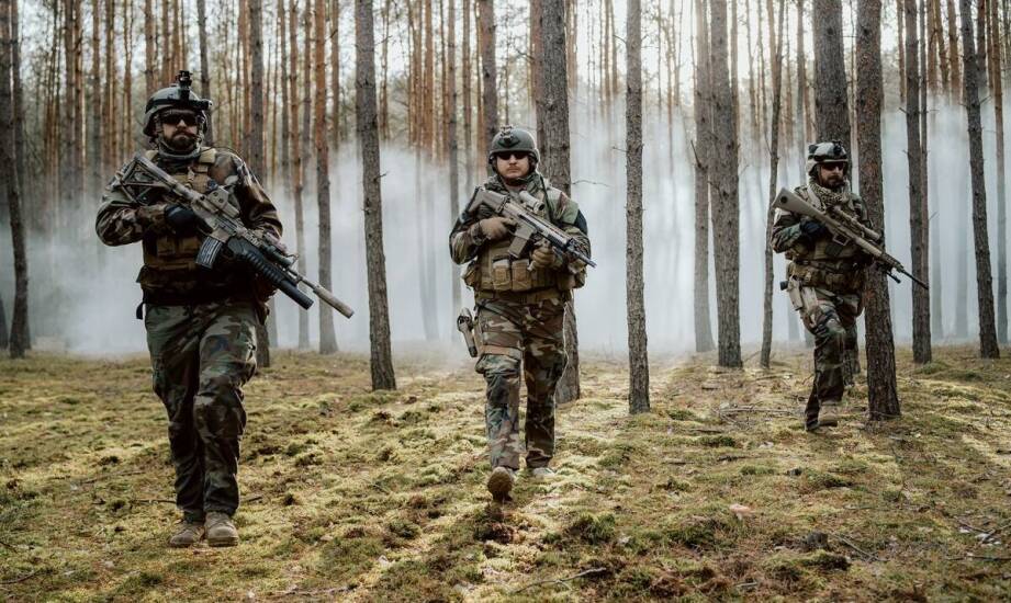 Jakie materiały zapewniają trwałość i komfort w mundurach wojskowych?