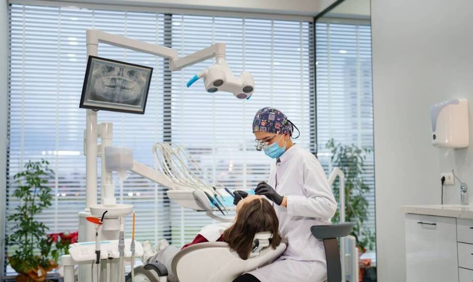 Usuwanie kamienia nazębnego – dlaczego warto robić to w renomowanym gabinecie stomatologicznym?