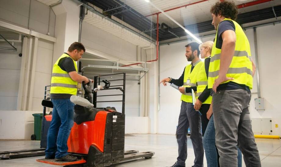 Dlaczego warto inwestować w szkolenia dla pracowników zajmujących się transportem ADR?