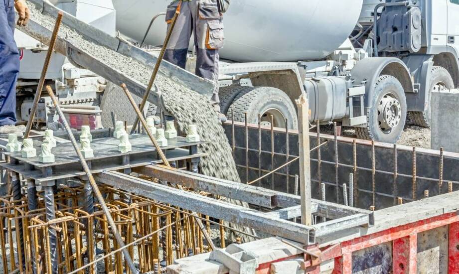 Porównanie skuteczności różnych metod posypywania betonu cementem