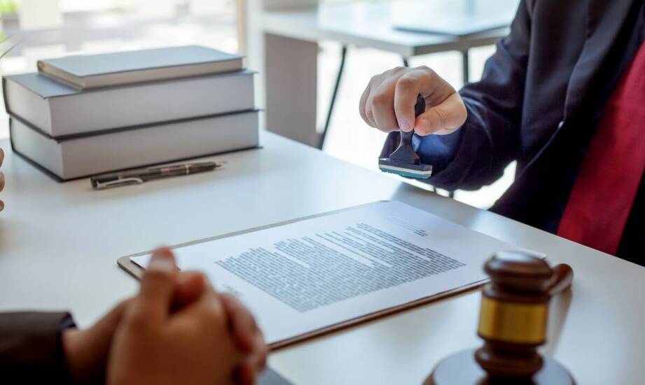 Jak prawnik może pomóc w odzyskaniu dostępu do zajętego rachunku bankowego?