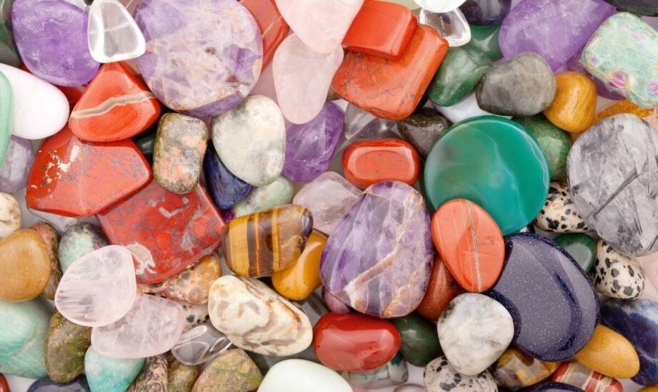 Kamienie czakralne jako element złotych naszyjników – jakie modele wybrać?