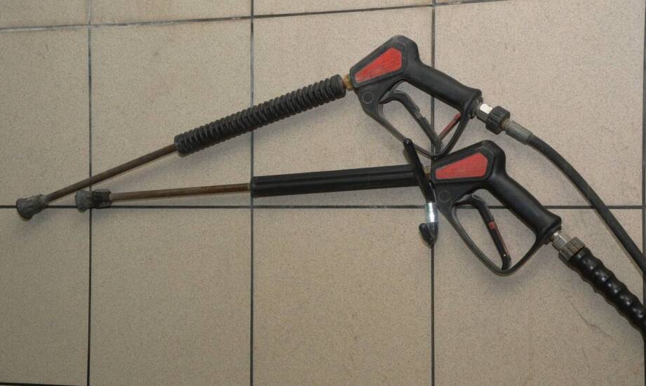 Jakie są najważniejsze cechy myjek ciśnieniowych kabinowych dla przemysłu?