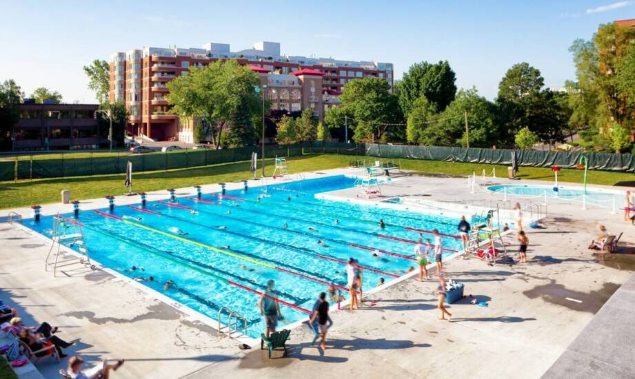 Małe grupy na zajęciach pływania: jak wpływają na postępy dzieci