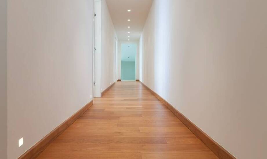 Listwa przypodłogowa bukowa jako element dekoracyjny w biurze