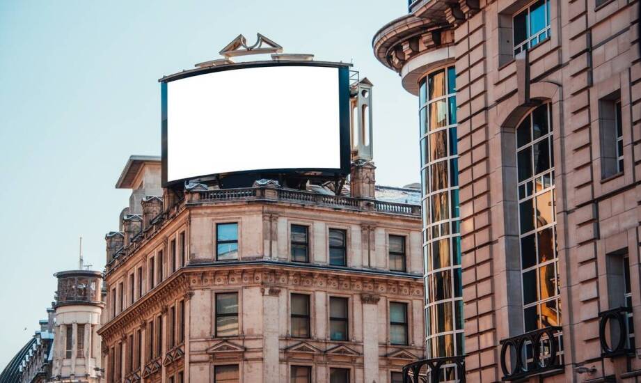 Rola kasetonów reklamowych w nowoczesnej przestrzeni miejskiej