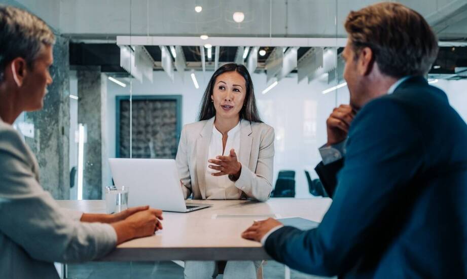 Jak radca prawny wspiera rozwój przedsiębiorstw poprzez doradztwo prawne?