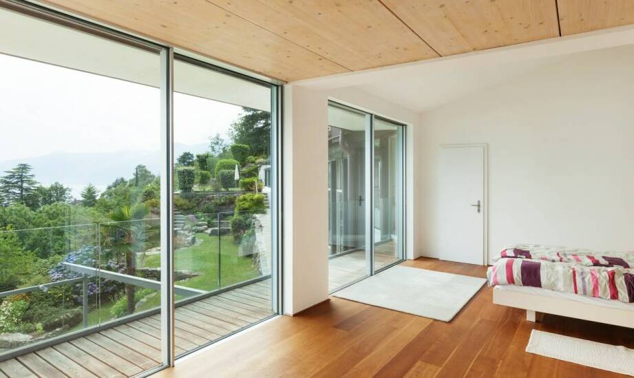 Praktyczne aspekty montażu szklanych drzwi przesuwnych w domu