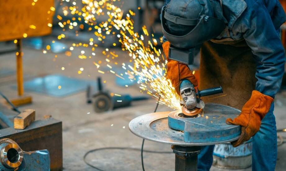 Rola piaskarek przemysłowych w przygotowaniu powierzchni pod powłoki antykorozyjne