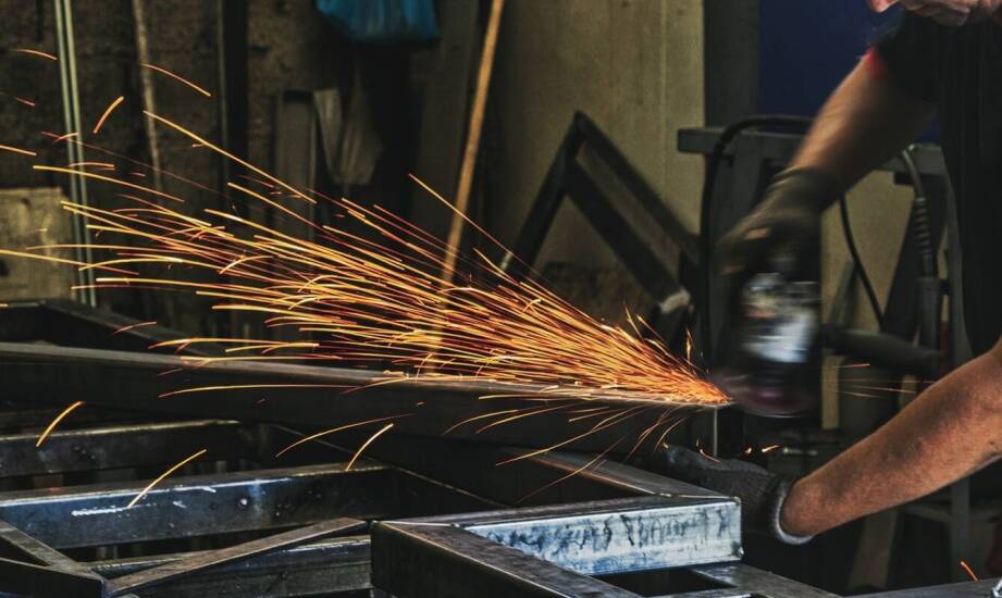 Zalety stosowania piaskarek do metalu w przemyśle metalurgicznym