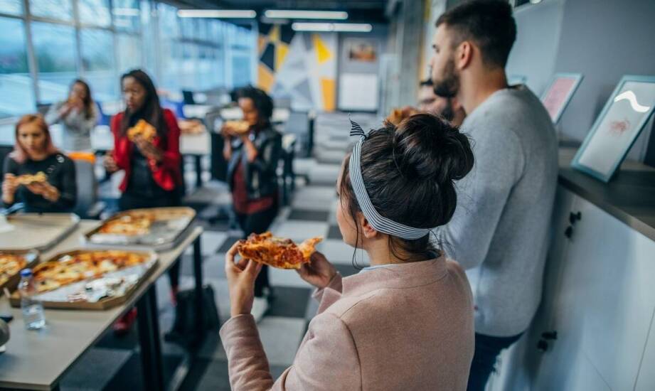 Wygodne zamawianie gorących posiłków z dostawą do biura – jak to działa?