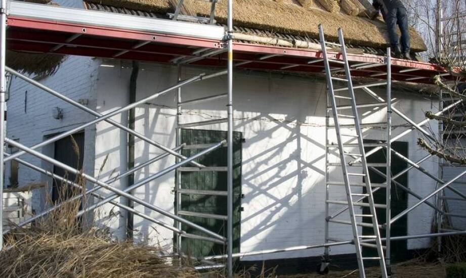 Renowacja dachów trzcinowych: Jak utrzymać ich trwałość i estetykę?